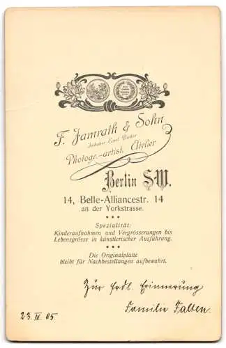 Fotografie F. Jamrath & Sohn, Berlin, Belle-Alliance Strasse 14, Porträt Familie Falten in Sonntagsbekleidung