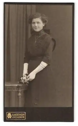 Fotografie A. Wertheim, Berlin, Leipzigerstr., Elegante Dame mit Blumenstrauss