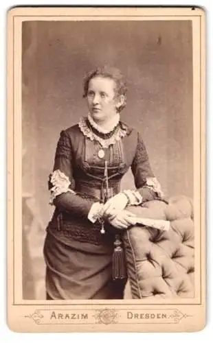 Fotografie Carl Arazim, Dresden, Amalienstrasse 17, elegante Dame Martha Brückner