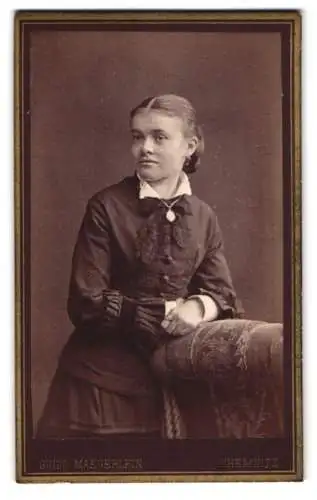 Fotografie Guido Maegerlein, Chemnitz, Portrait Marie Fischer im dunklen Kleid