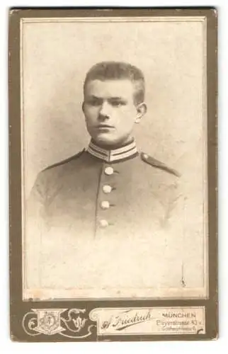 Fotografie A. Friedrich, München, Bayerstrasse 43, Porträt junger Gardesoldat in Uniform