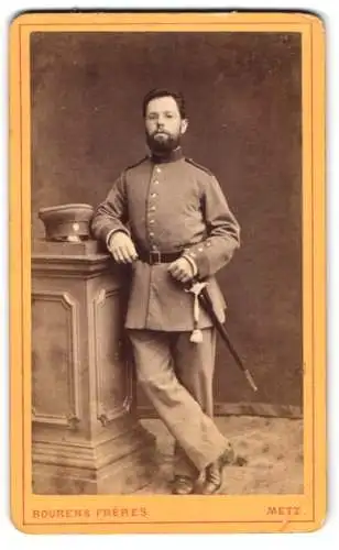 Fotografie Bourens Frères, Metz, Place de Chambre 7, Soldat in Uniform mit Bajonett & Schirmmütze