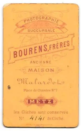 Fotografie Bourens Frères, Metz, Place de Chambre 7, Soldat in Uniform mit Bajonett & Schirmmütze