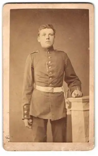 Fotografie Heinrich Burghard, Torgau, Erzenstrasse 40, junger Soldat in Uniform mit Bajonett & Schlagband