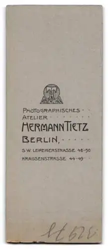 Fotografie Hermann Tietz, Berlin, Leipzigerstrasse 46-50, Einjährig Freiwillger Gardist in Uniform