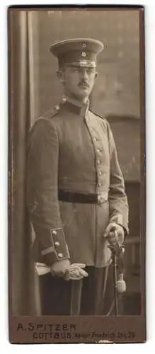 Fotografie A. Spitzer, Cottbus, Kaiser Friedrich Str. 26, Porträt Uffz. in Uniform, Schulterstück Regiment 52