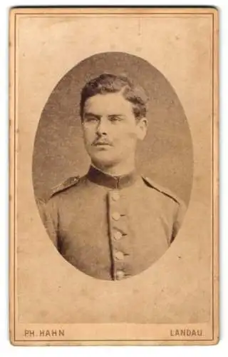 Fotografie Philipp Hahn, Landau / Pfalz, Waffenstrasse, Porträt Soldat in Uniform Rgt. 18