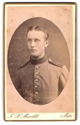 Fotografie F. B. Maroldt, Metz, Rue des Jardins 10, Portrait Soldat in Uniform mit Schulterstück Regiment 8