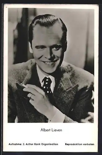 AK Schauspieler Albert Lieven raucht im Anzug Zigarette