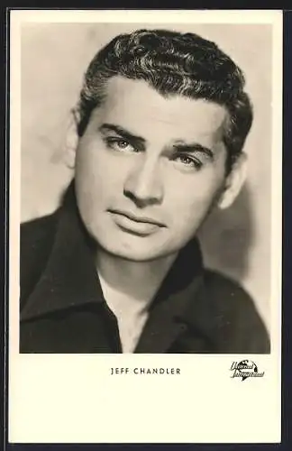 AK Schauspieler Jeff Chandler mit offenem Hemdkragen