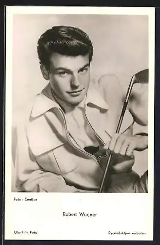 AK Schauspieler Robert Wagner mit Golfschläger in der Hand schmunzelnd