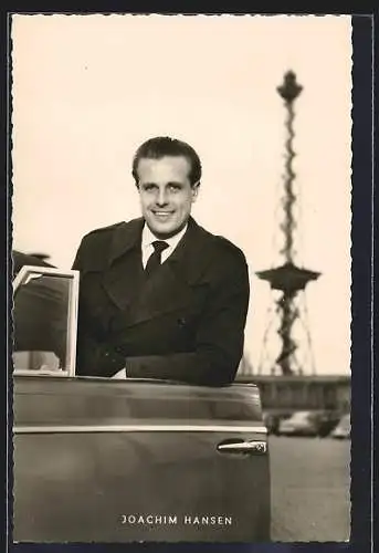 AK Schauspieler Joachim Hansen an Autotür lehnend