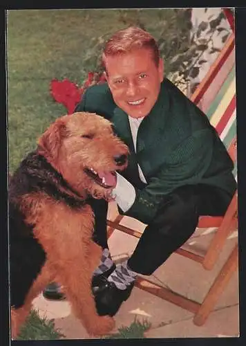 AK Schauspieler Dieter Borsche mit einem Hund