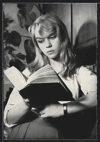 AK Schauspielerin Marion Michael liest Buch