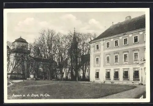 AK Asparn a. d. Zaya, Ortspartie mit Denkmal und Kirche