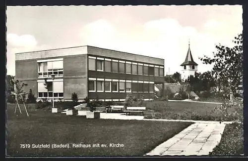 AK Sulzfeld /Baden, Rathaus mit evangelischer Kirche