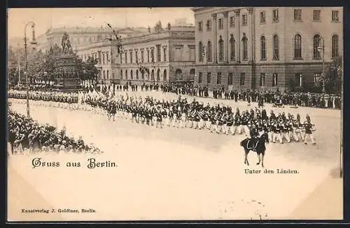 AK Berlin, Strasse Unter den Linden mit Soldatenparade und Denkmal