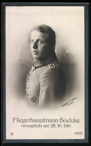 AK Porträtbild von Fliegerhauptmann Boelcke in Uniform, verunglückt 28.10.1916, Flugzeug