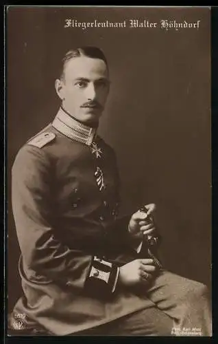 Foto-AK Fliegerleutnant Walter Höhndorf in Uniform mit Eisernem Kreuz