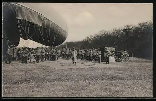 AK Soldaten füllen einen grossen Ballon auf