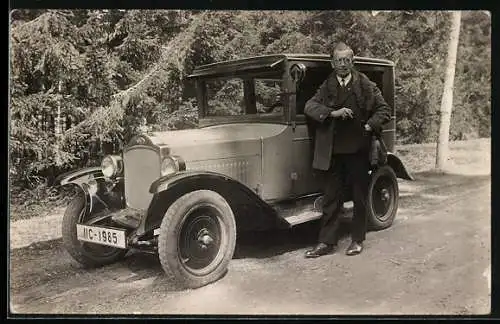 AK Georg Aquila an seinem Opel Auto mit Kennzeichen IIC-1985