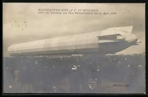 Foto-AK München, Reichsluftschiff Z1 nach der Landung auf dem Oberwiesenfeld von Menschen bejubelt