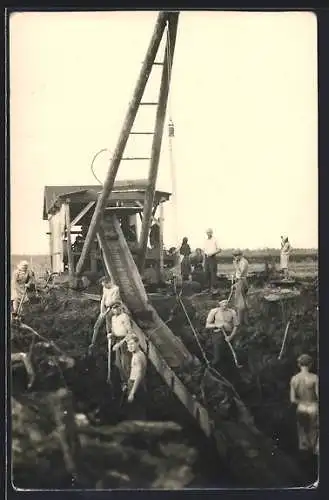 Foto-AK Kemmern, Abbau von Torf, Torfstecher am Förderband