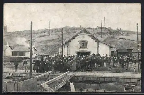 AK Kreka bei Tuzla, Kohlenwerk, davor die Arbeiterschaft