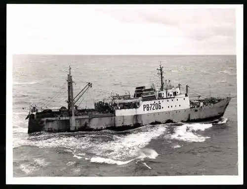 Fotografie Sowjetischer Fisch Trawler / Fischereischiff Korund, PB-7206, aufgenommen von der HMS Osprey 1974