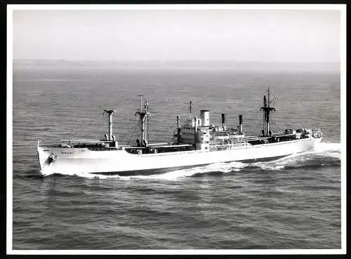 Fotografie Frachtschiff / Frachter Burckel vor Küstenlandschaft