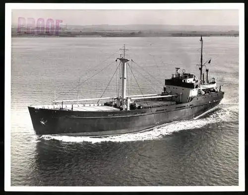 Fotografie Frachtschiff / Frachter London vor Küstenlandschaft