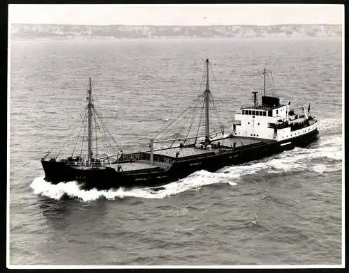 Fotografie Frachtschiff / Frachter Gem vor Küstenlandschaft von England, Grossformat 25 x 19cm