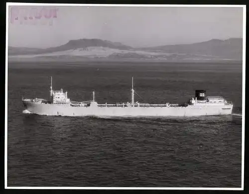 Fotografie Frachtschiff / Frachter Kosmos V vor Küstenlandschaft, Grossformat 25 x 19cm