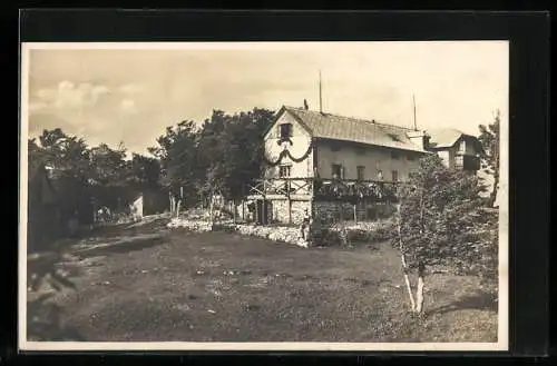 AK Enzian-Hütte am Kieneck, Hütte zum Jubiläum festlich geschmückt