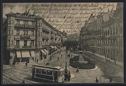 AK Baden-Baden, Leopoldsplatz mit Sophienstrasse, Strassenbahn, Hotel Victoria, Denkmal