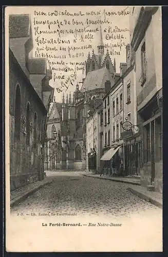 AK La Ferté-Bernard, Rue Notre-Dame et vue de l`église en arrière-plan