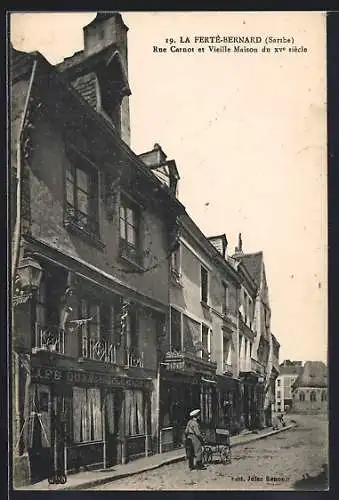 AK La Ferté-Bernard, Rue Carnot et Vieille Maison du XVe siècle