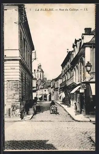 AK La Flèche, Rue du Collège animée avec commerces et passants