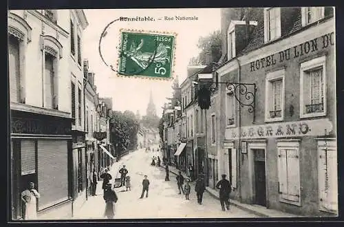 AK Bonnétable, Rue Nationale animée avec passants et bâtiments historiques