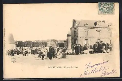 AK Bonnétable, Champ de foire avec foule et bâtiments historiques