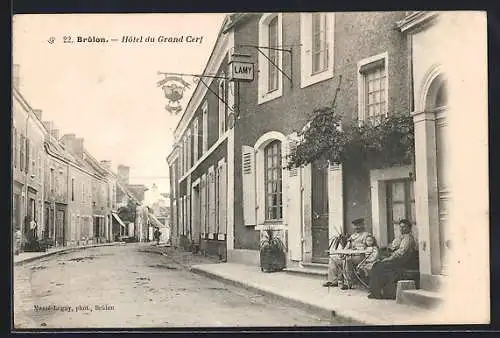 AK Brûlon, Hôtel du Grand Cerf et rue animée