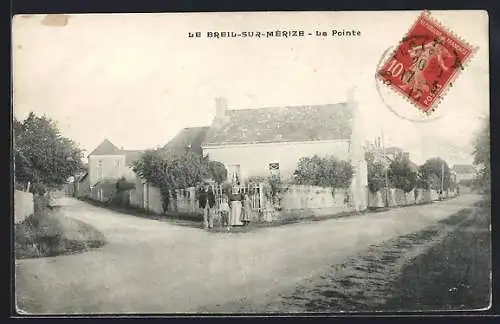 AK Le Breil-sur-Mérize, La Pointe avec maisons et habitants au carrefour