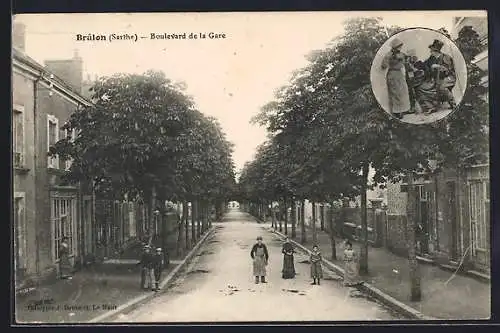 AK Brûlon, Boulevard de la Gare animé avec habitants et scène en médaillon