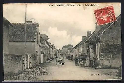 AK Le Breil-sur-Mérize, Rue de la Lande avec habitants et maisons