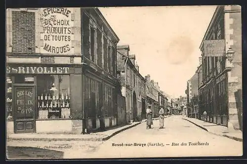 AK Bessé-sur-Braye, Rue des Touchards avec épicerie et passants