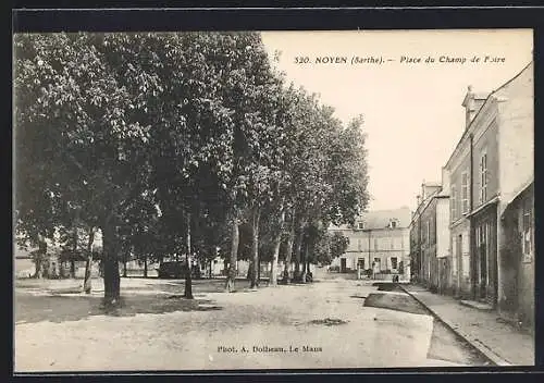 AK Noyen, Place du Champ de Foire avec rangée d`arbres et bâtiments adjacents