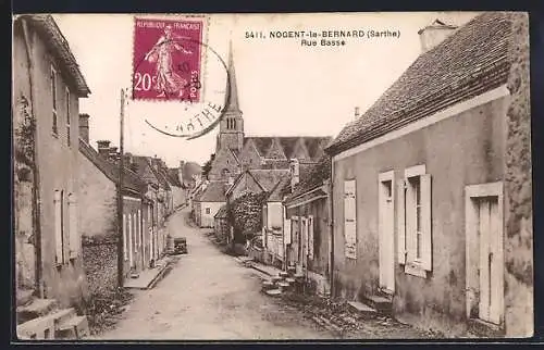 AK Nogent-le-Bernard, Vue de la Rue Basse et l`église au fond