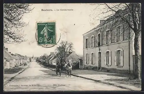 AK Bouloire, La Gendarmerie et rue principale avec cheval et calèche