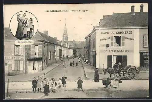 AK La Bazoge, Rue de l`Église avec café et costumes traditionnels