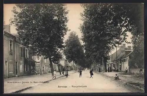 AK Arnage, Rue principale avec passants et arbres alignés